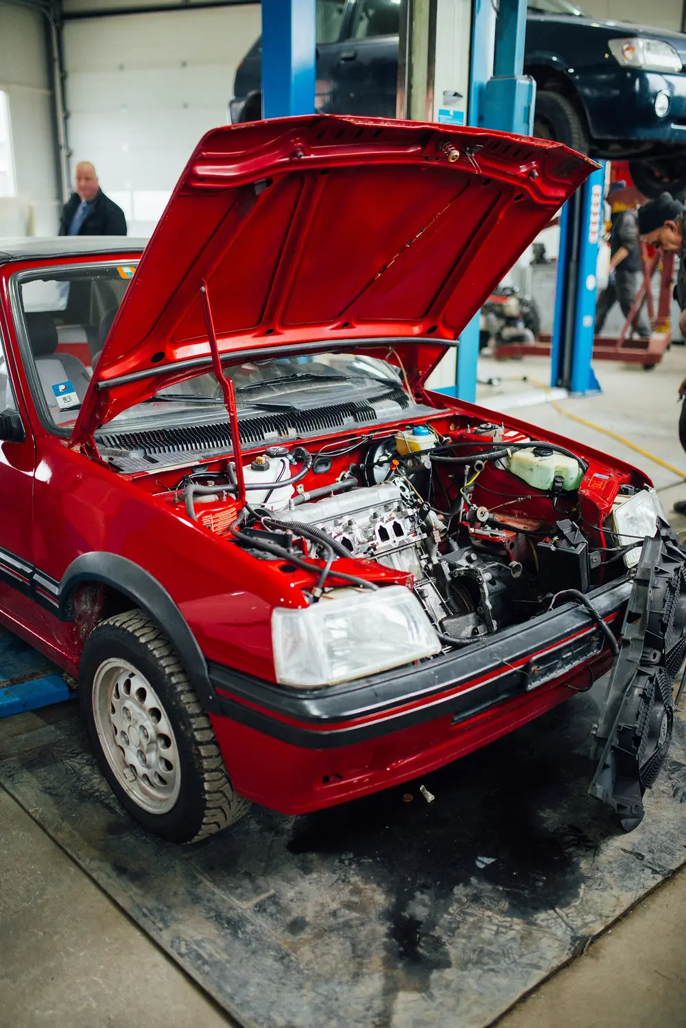 Auto z otwartą maską na stanowisku diagnostycznym w Maxauto